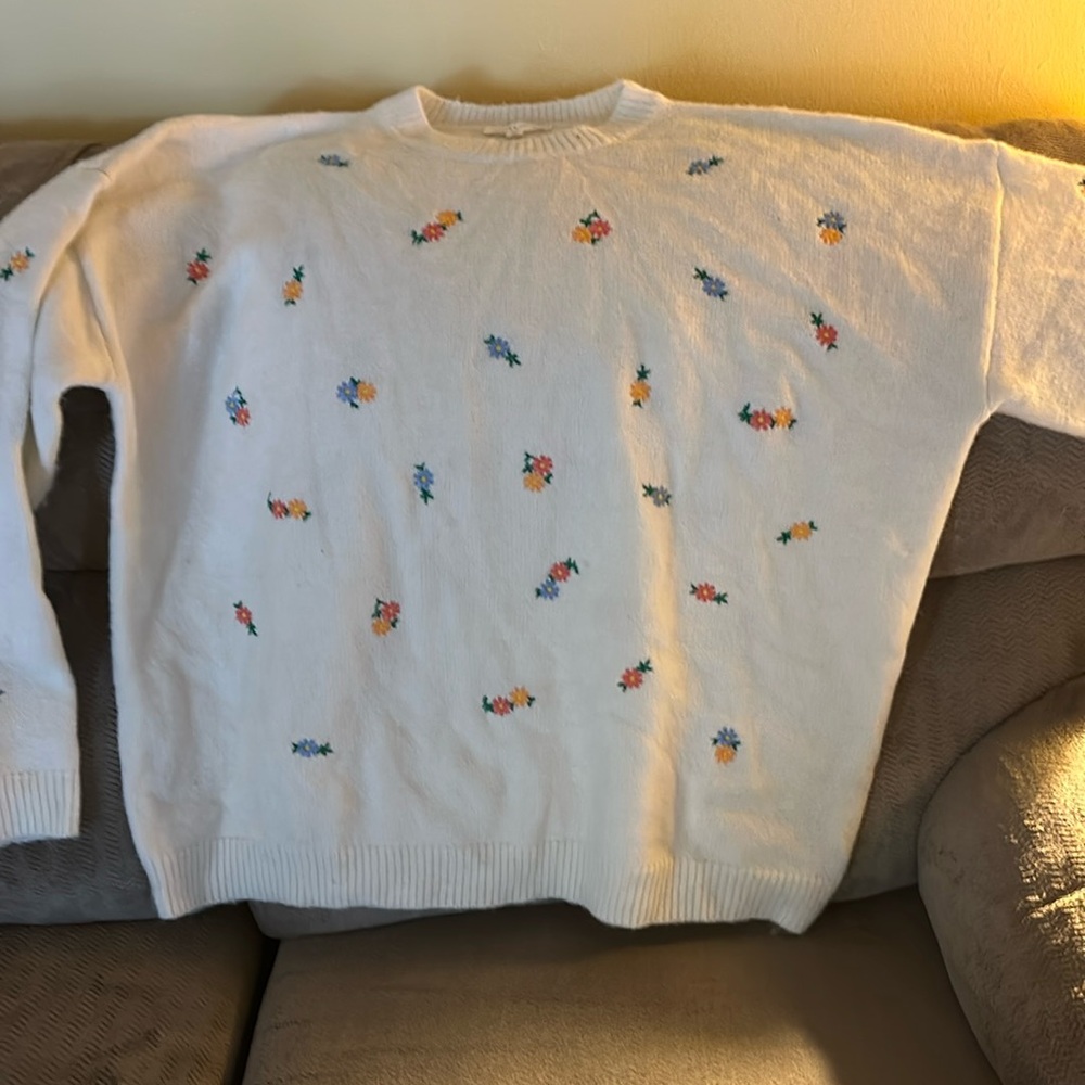 Soft sweater with embroidered flowers, worn 3 times, smoke-free home